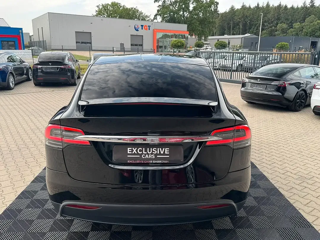 Tesla Model X - Thumbnail 9