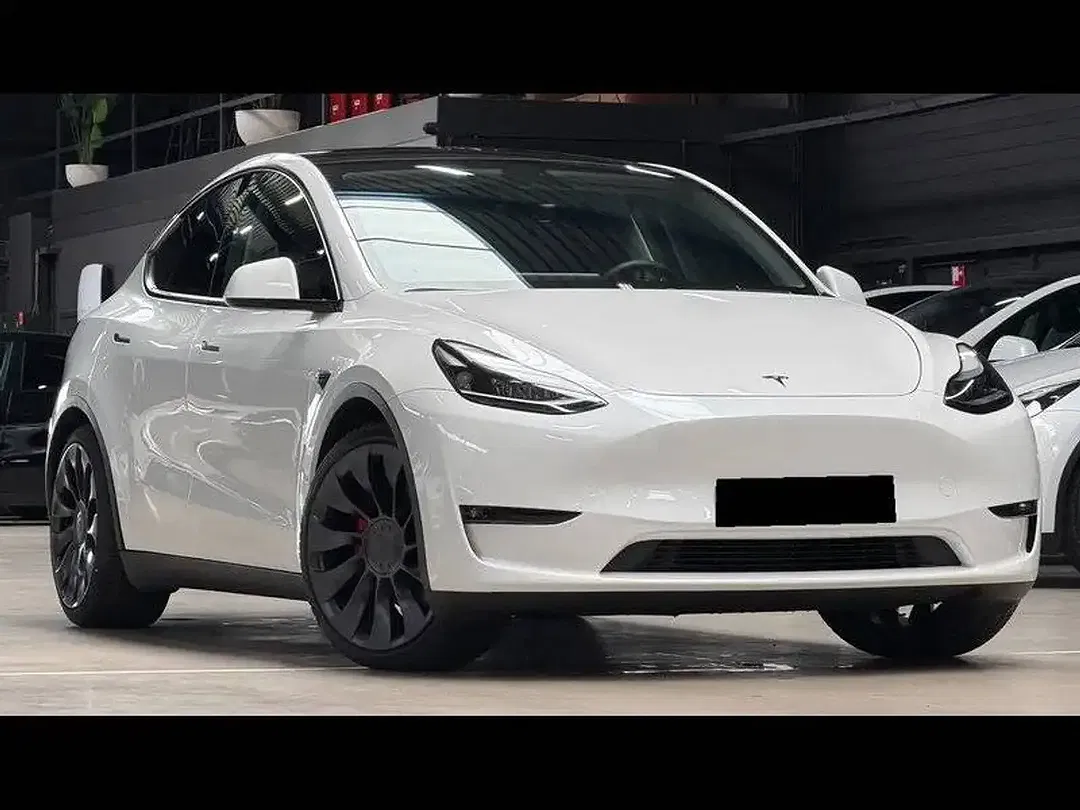 Tesla Model Y - Thumbnail 1