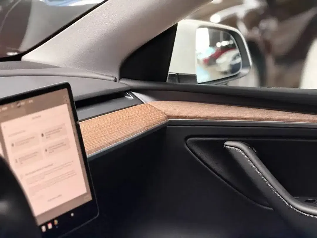 Tesla Model Y - Thumbnail 10