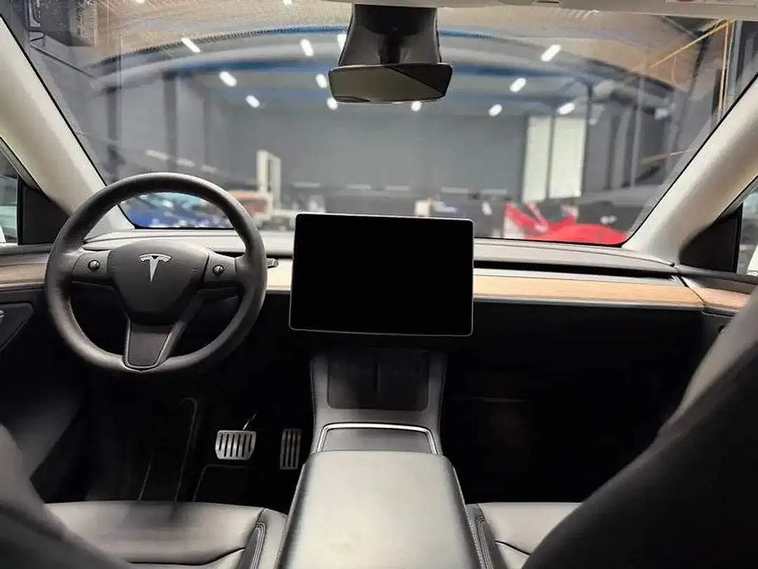 Tesla Model Y - Thumbnail 13
