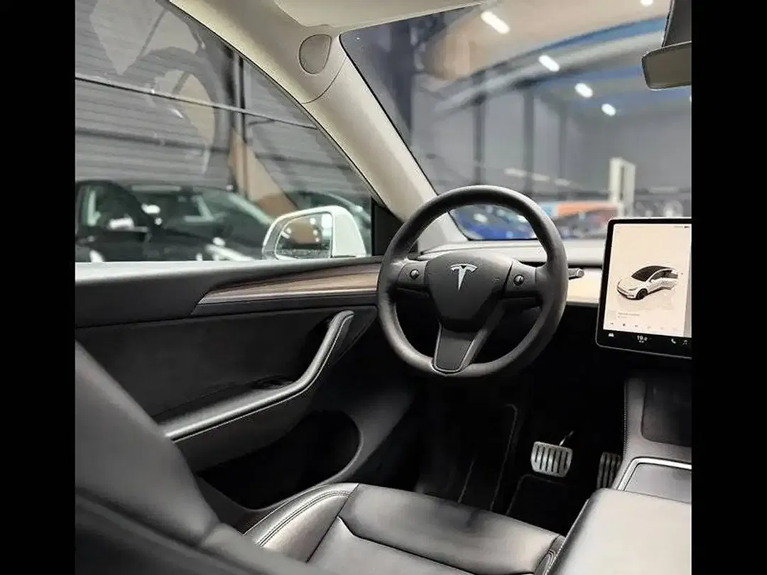 Tesla Model Y - Thumbnail 14