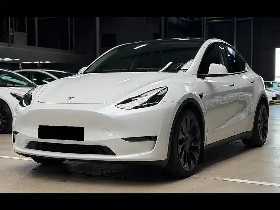 Tesla Model Y - Thumbnail 3