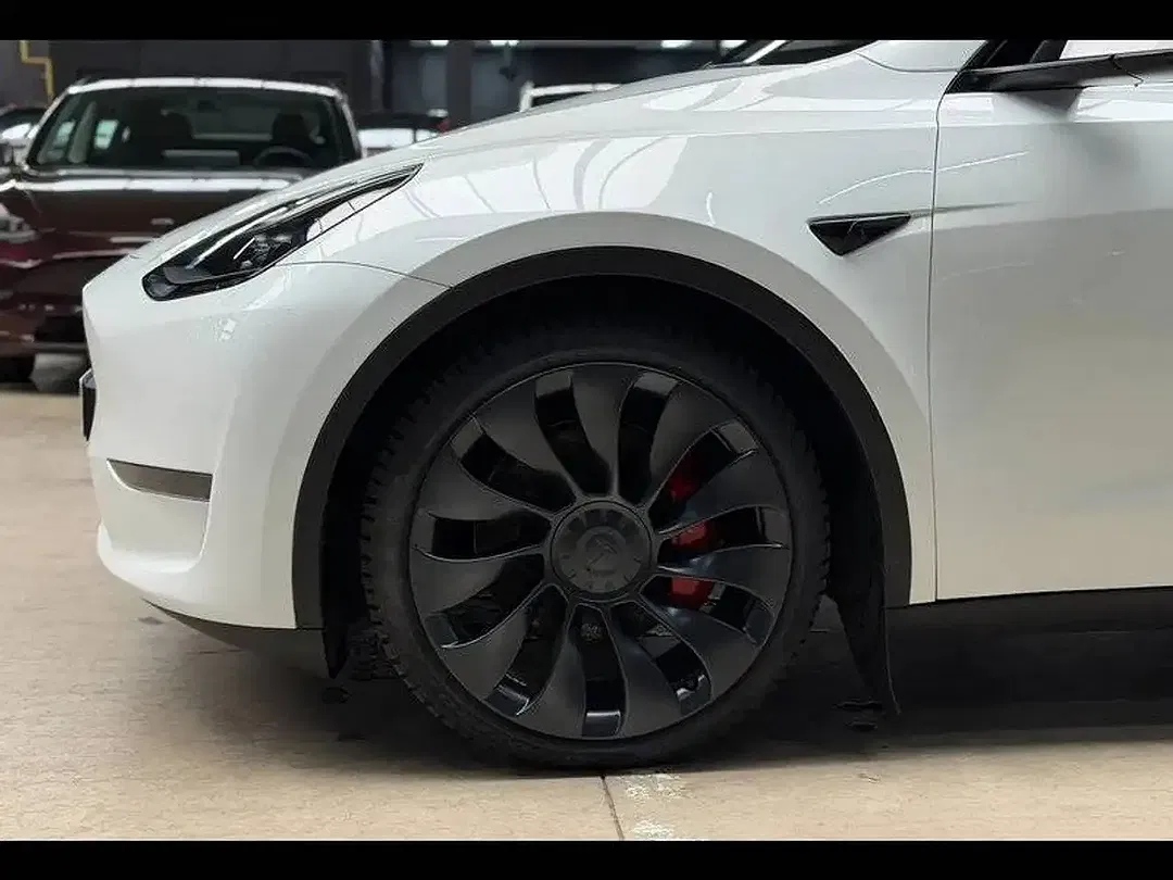 Tesla Model Y - Thumbnail 4