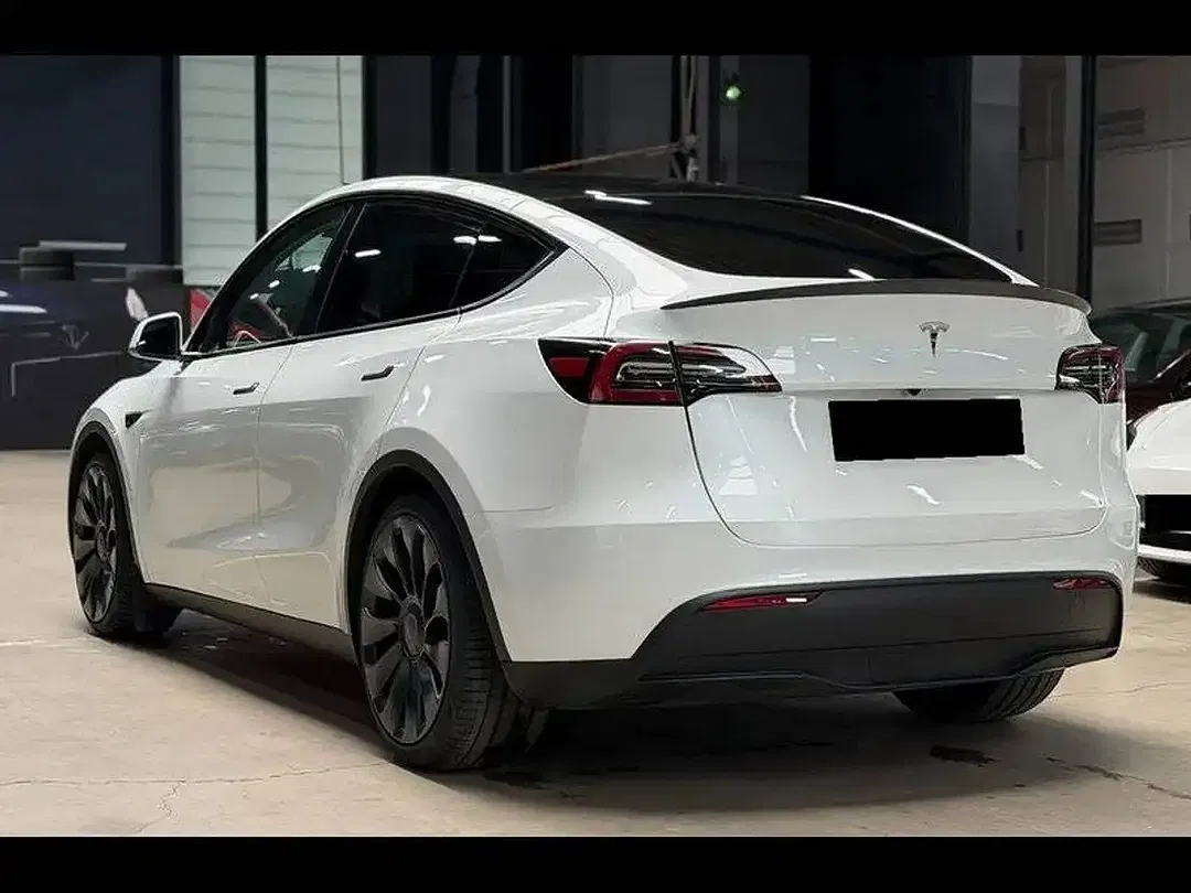 Tesla Model Y - Thumbnail 5