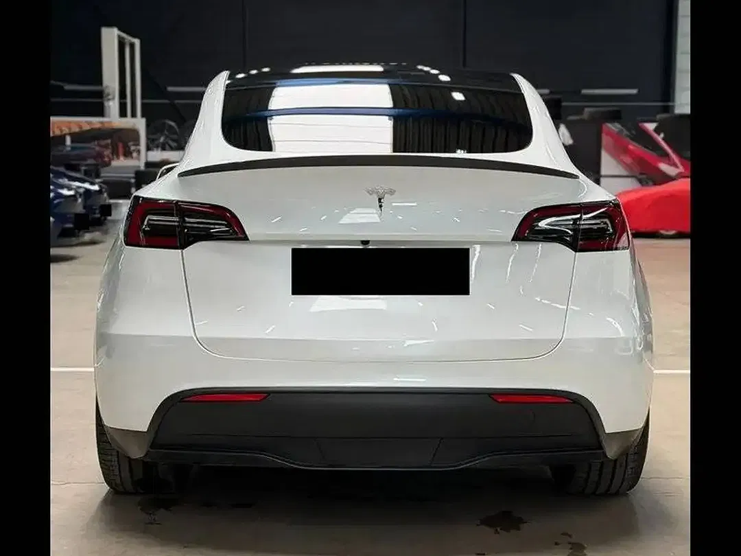 Tesla Model Y - Thumbnail 6