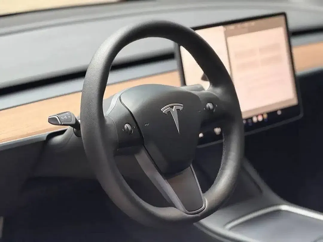 Tesla Model Y - Thumbnail 8