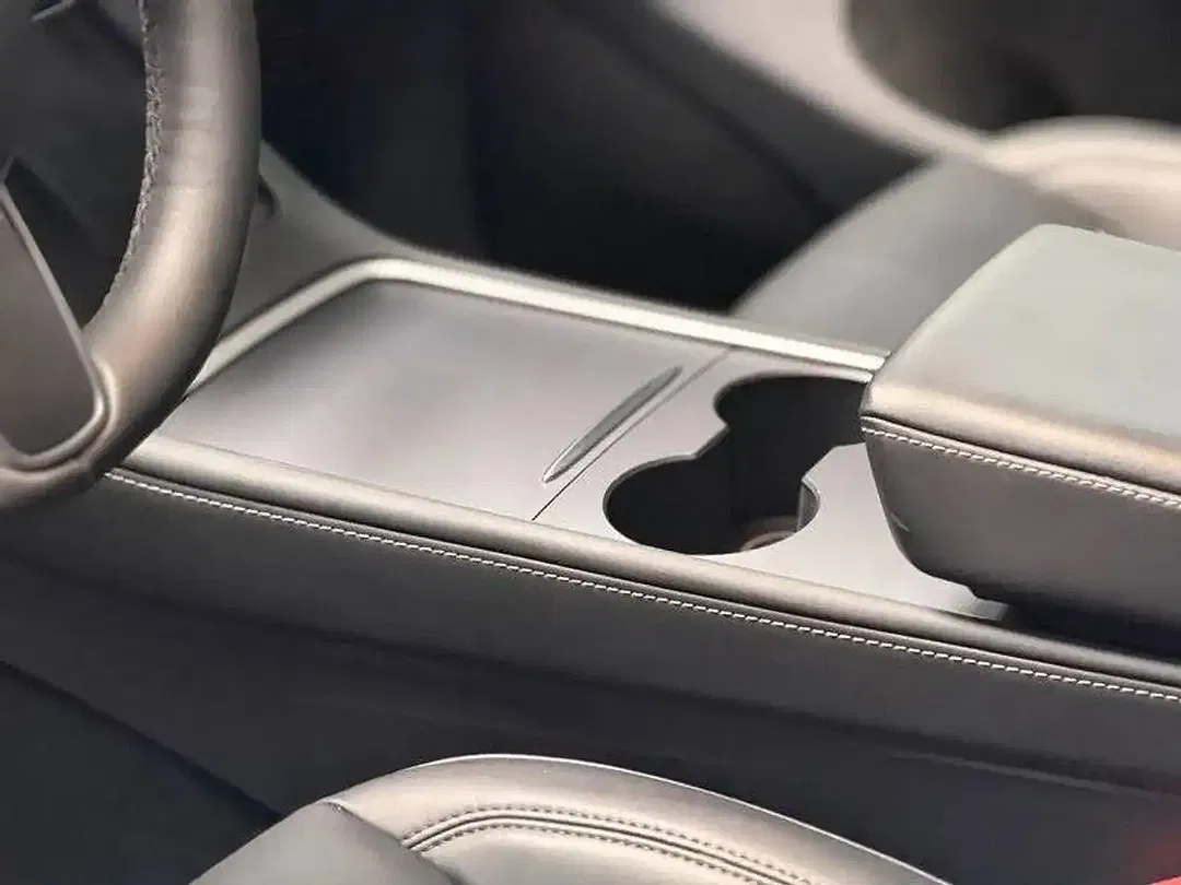 Tesla Model Y - Thumbnail 9