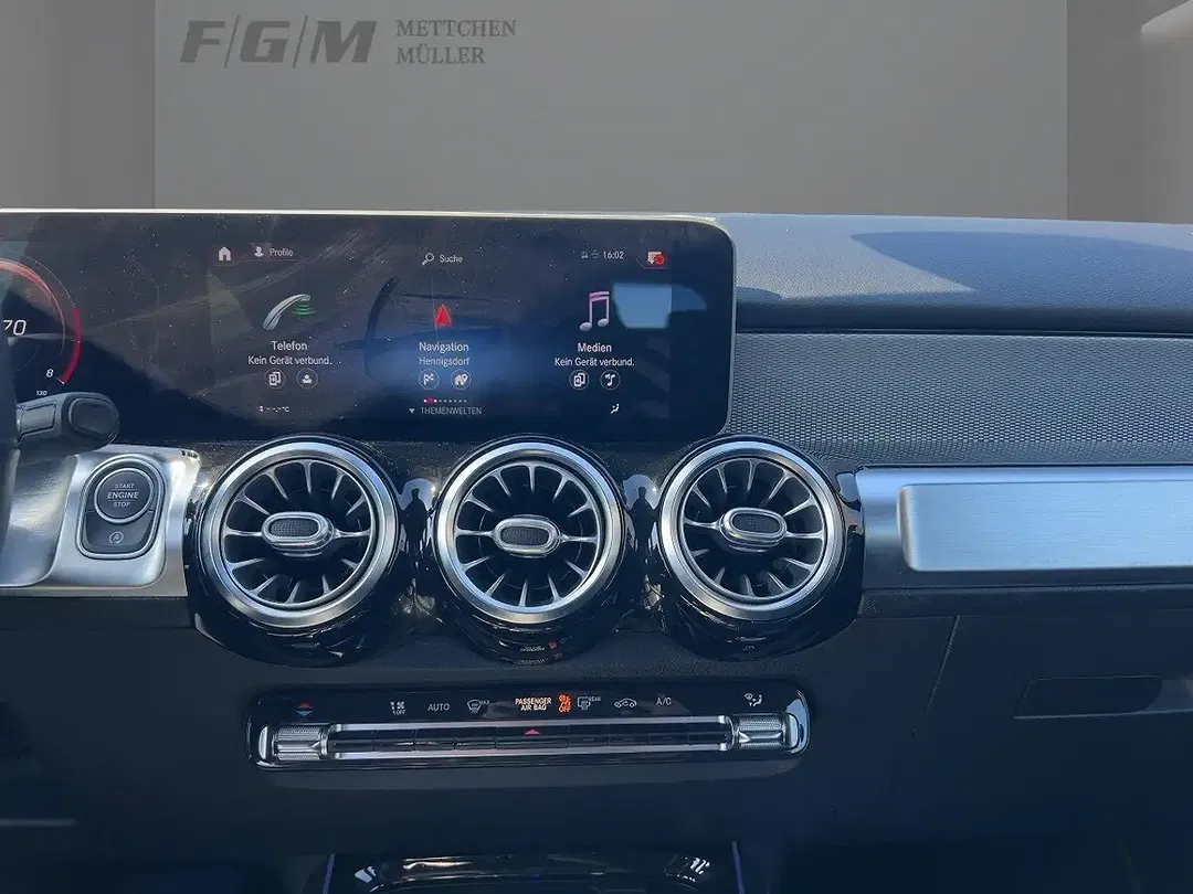 Mercedes-Benz GLB 200 - Thumbnail 10