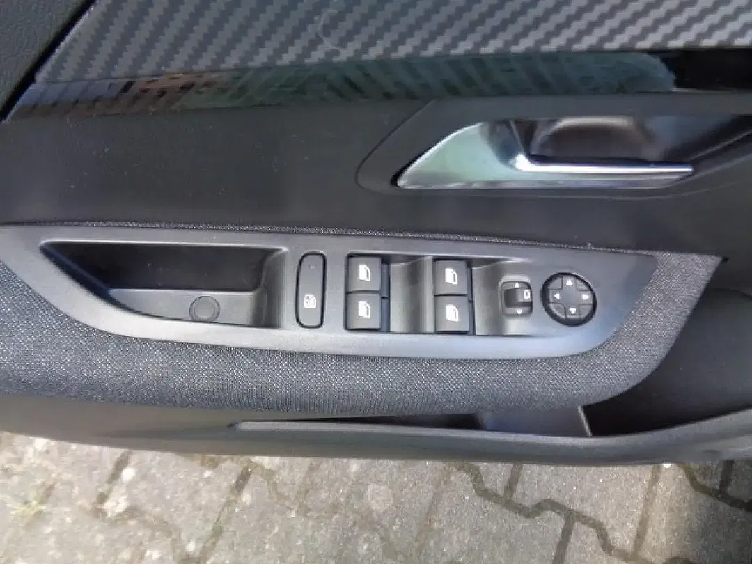 Peugeot 208 - Thumbnail 12