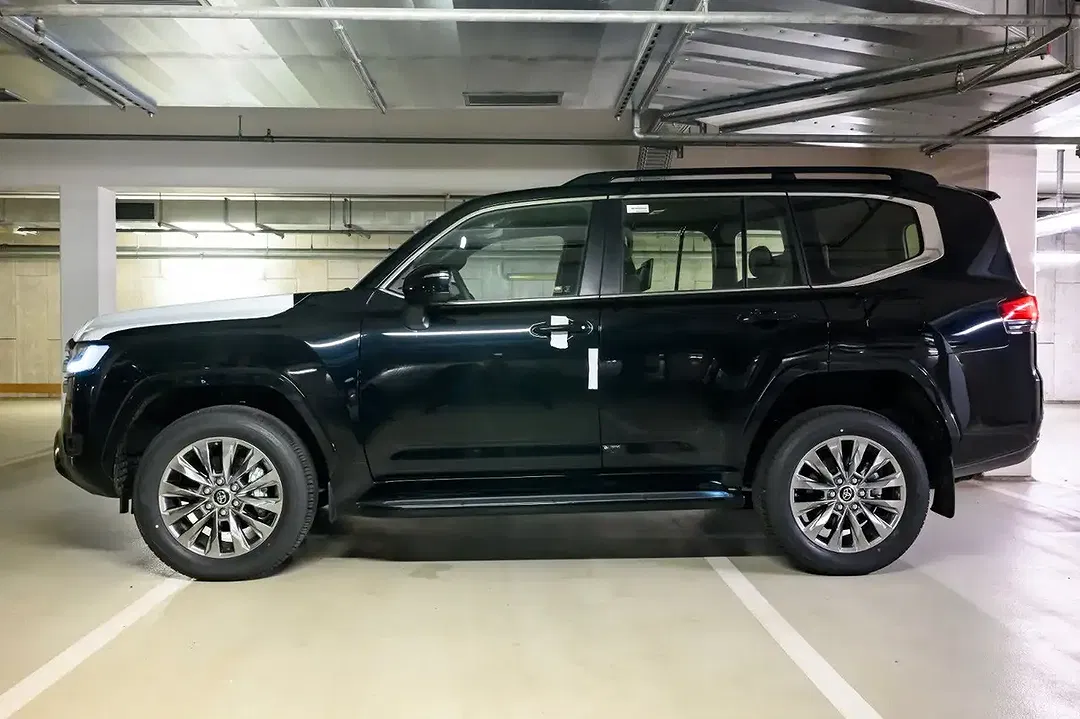 Toyota Land Cruiser - Thumbnail 3