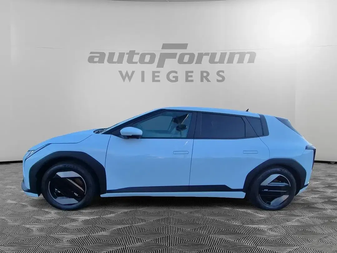 Kia EV4 - Thumbnail 3