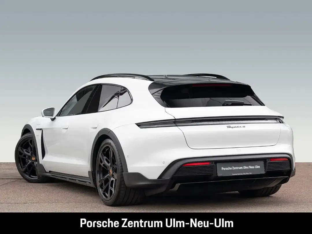 Porsche Taycan - Thumbnail 3