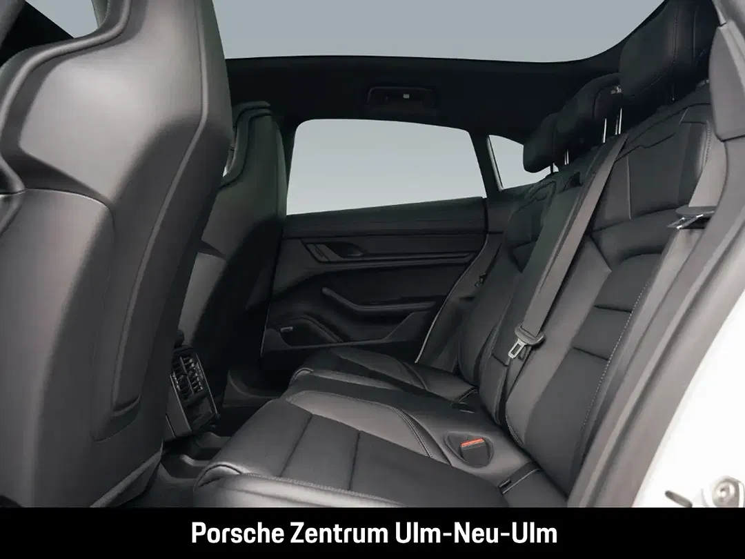 Porsche Taycan - Thumbnail 6