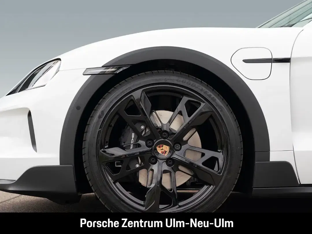 Porsche Taycan - Thumbnail 9