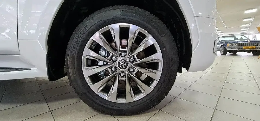 Toyota Land Cruiser - Thumbnail 10
