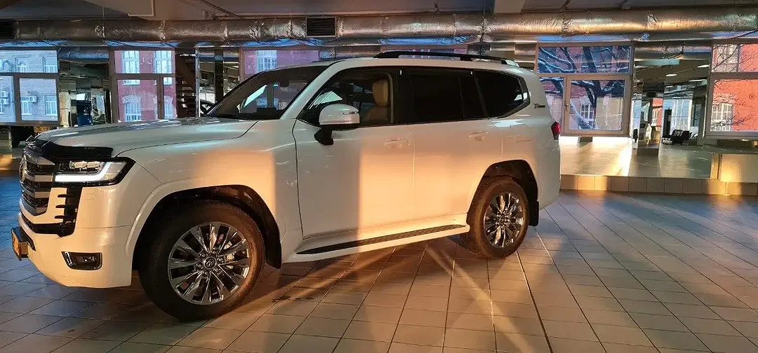 Toyota Land Cruiser - Thumbnail 4