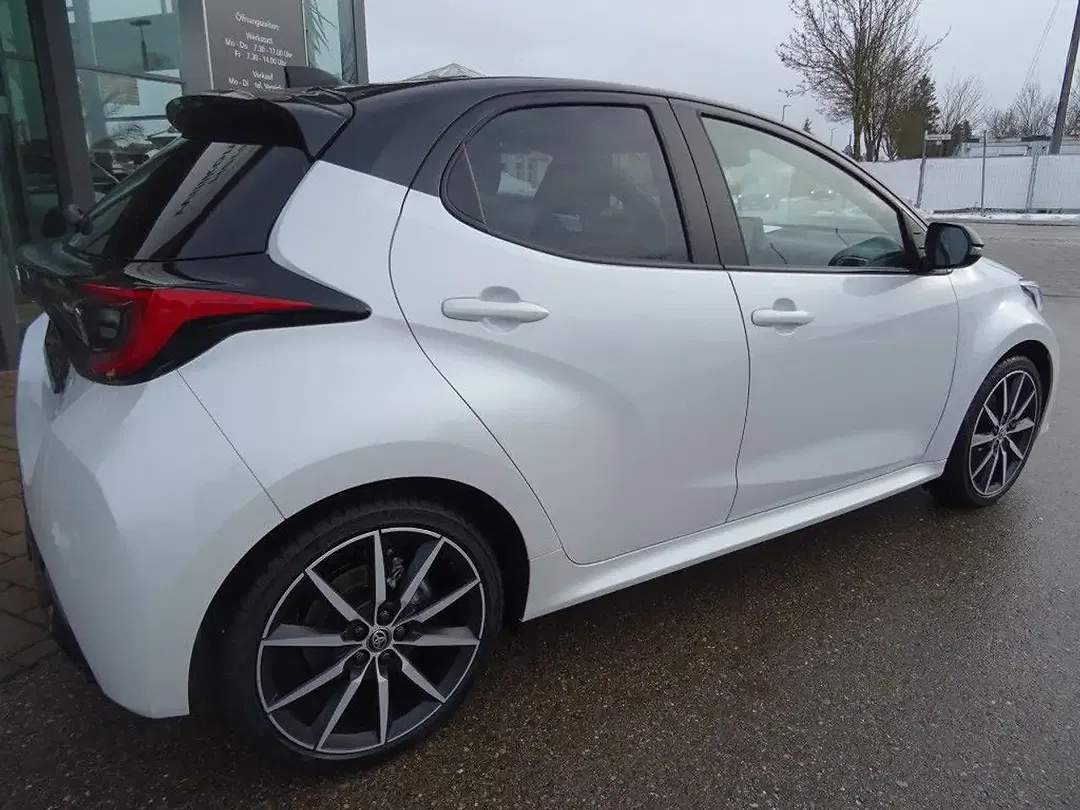 Toyota Yaris - Thumbnail 8