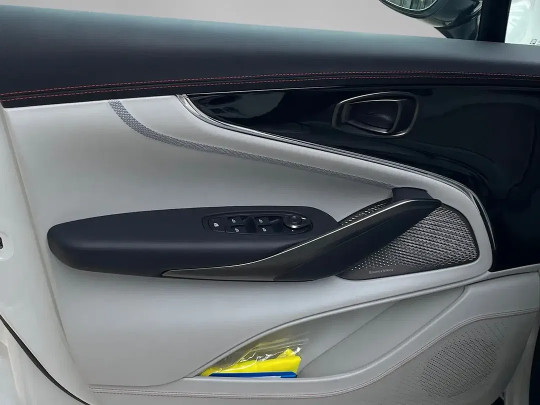 Aston Martin DBX - Thumbnail 5