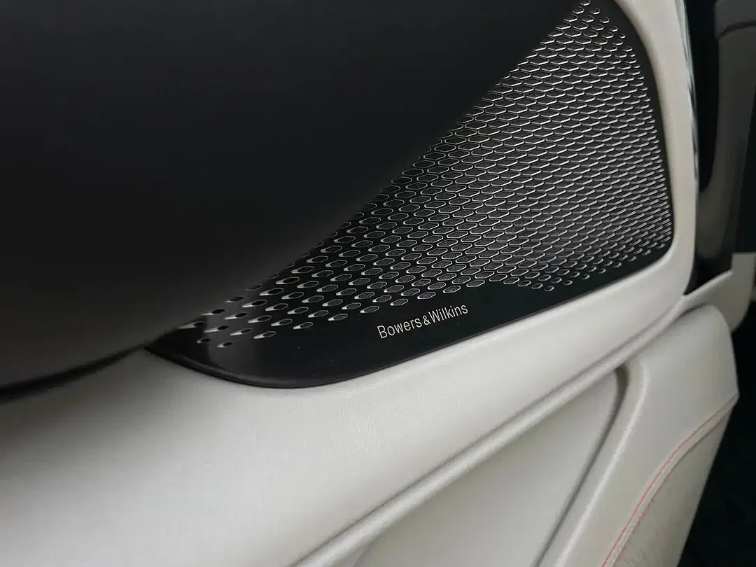 Aston Martin DBX - Thumbnail 6
