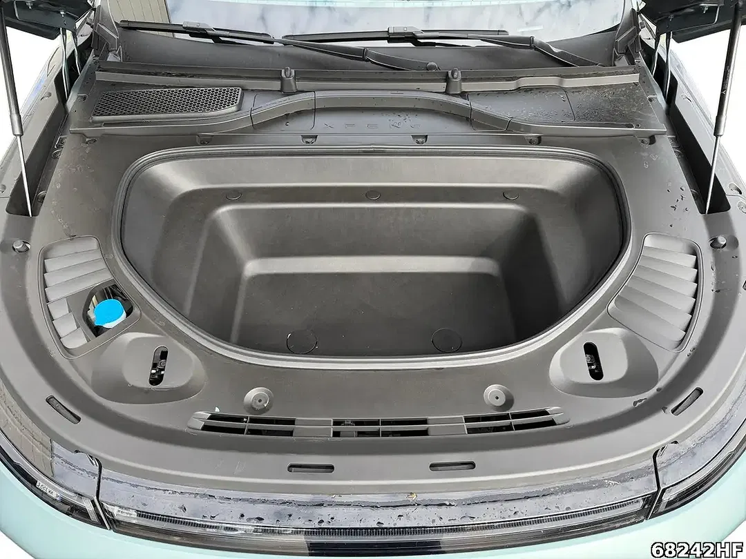 Xpeng G9 - Thumbnail 4