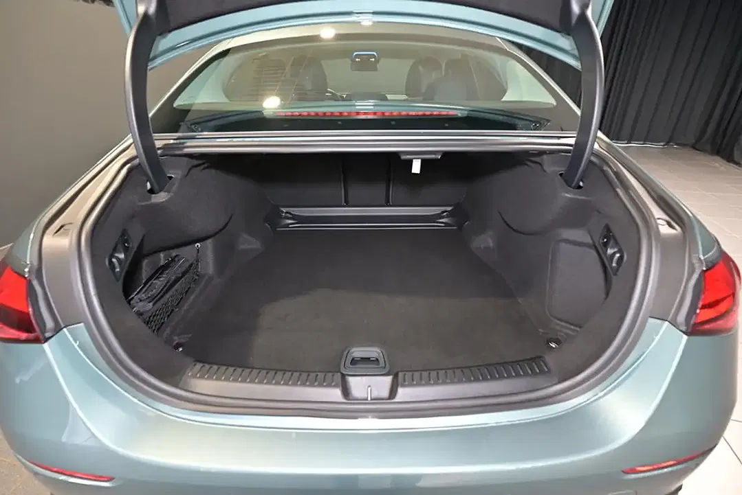Mercedes-Benz E 200 - Thumbnail 14