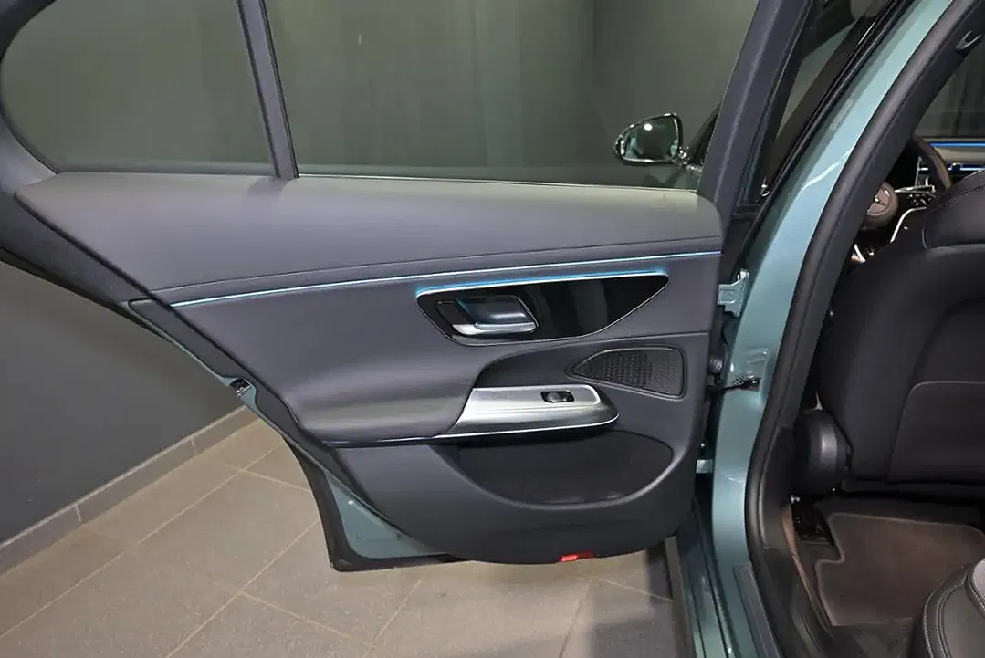 Mercedes-Benz E 200 - Thumbnail 25