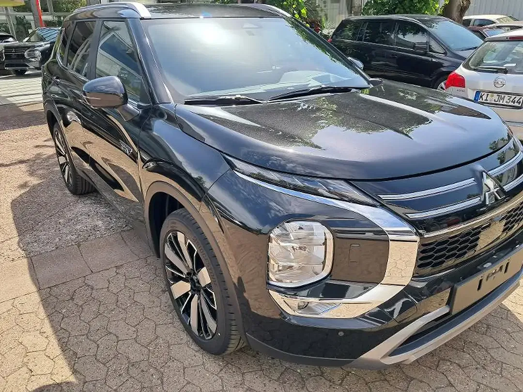 Mitsubishi Outlander - Thumbnail 3
