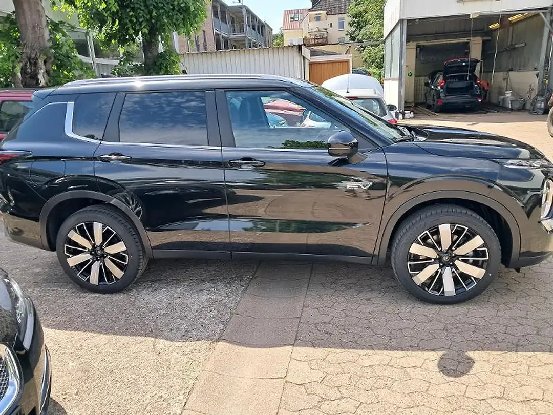 Mitsubishi Outlander - Thumbnail 4