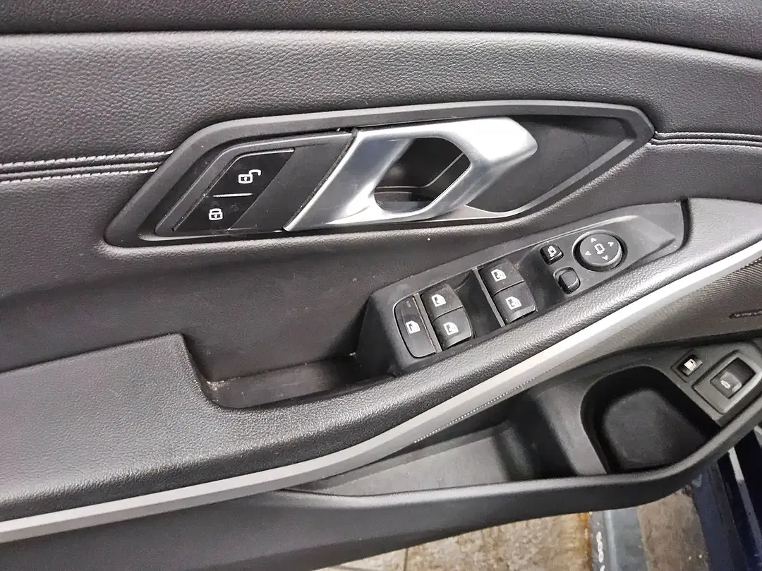 BMW 330 - Thumbnail 9