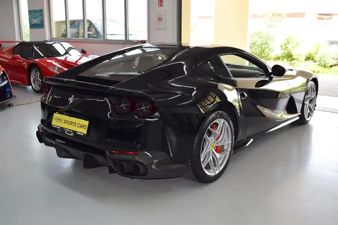 Ferrari 812 - Thumbnail 3