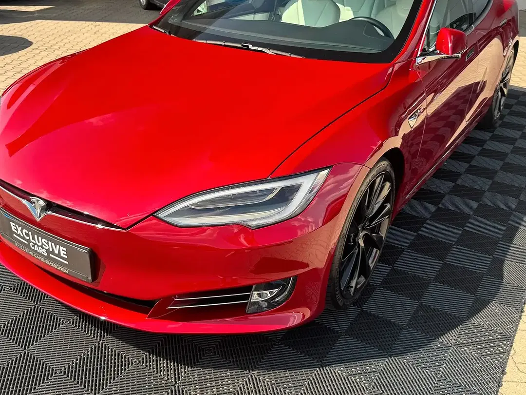 Tesla Model S - Thumbnail 2