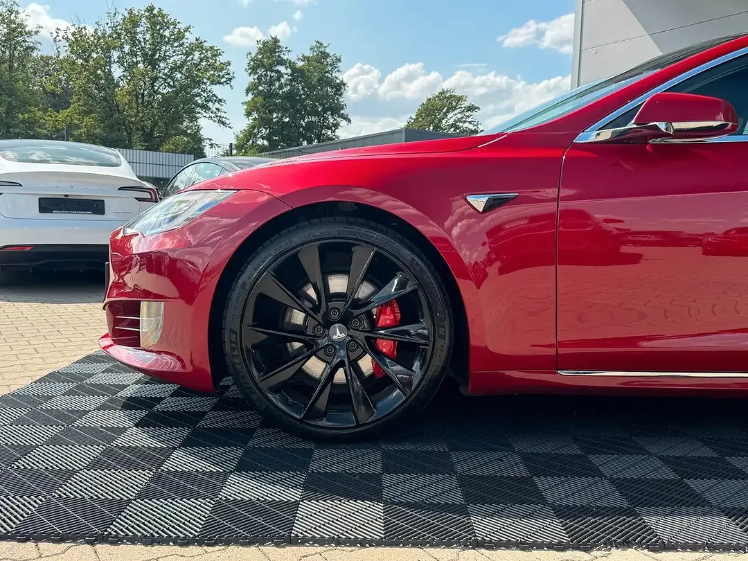 Tesla Model S - Thumbnail 3