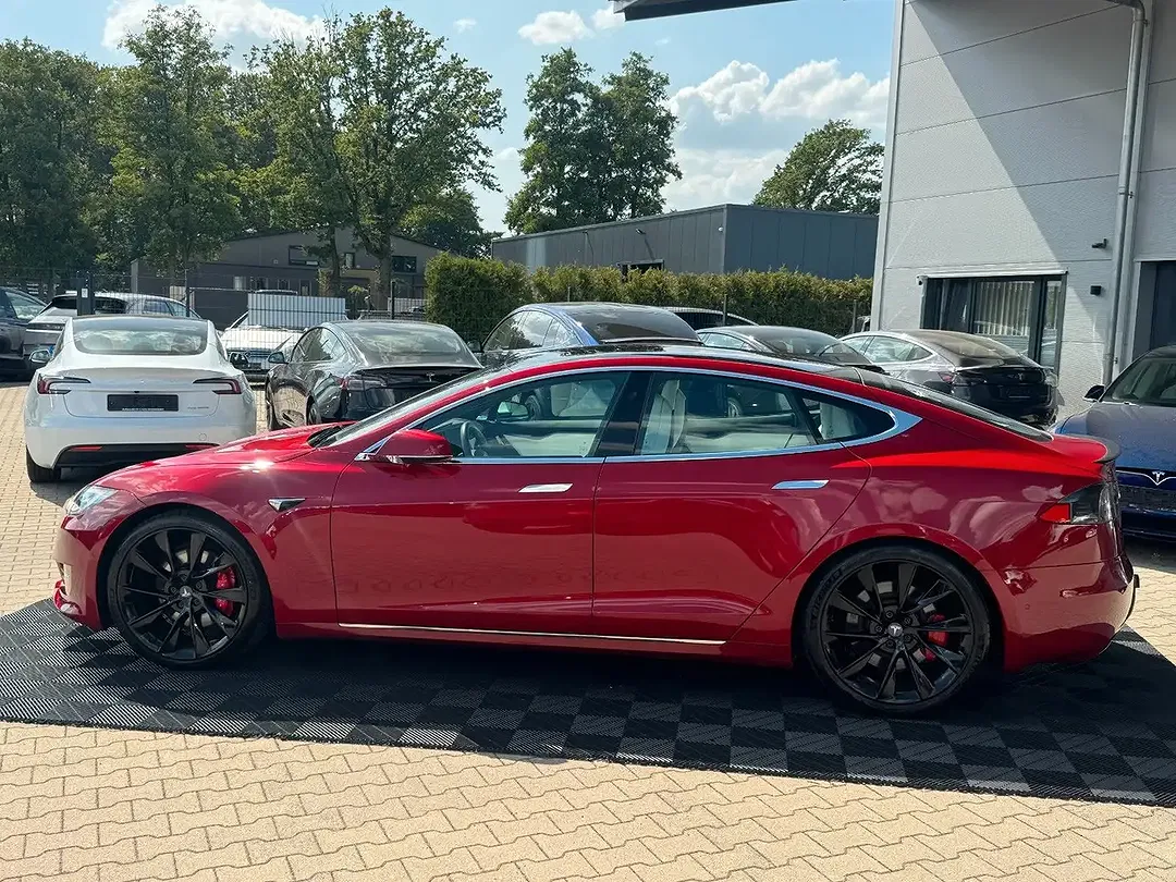 Tesla Model S - Thumbnail 4