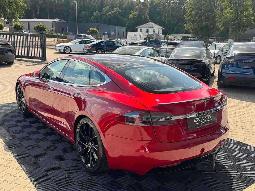 Tesla Model S - Thumbnail 5