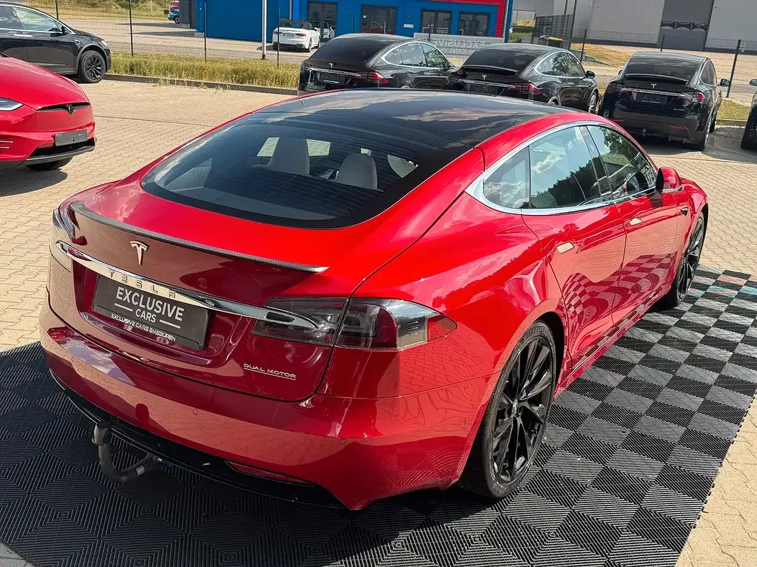 Tesla Model S - Thumbnail 7