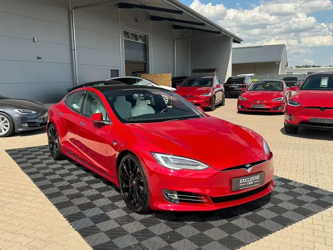 Tesla Model S - Thumbnail 9