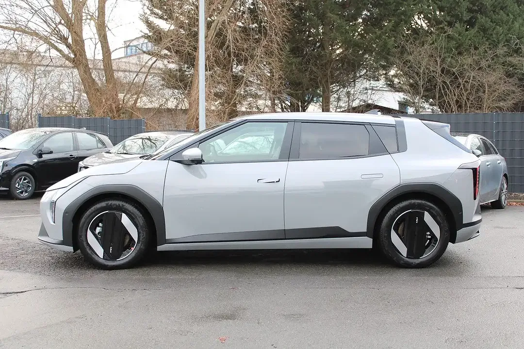Kia EV4 - Thumbnail 4