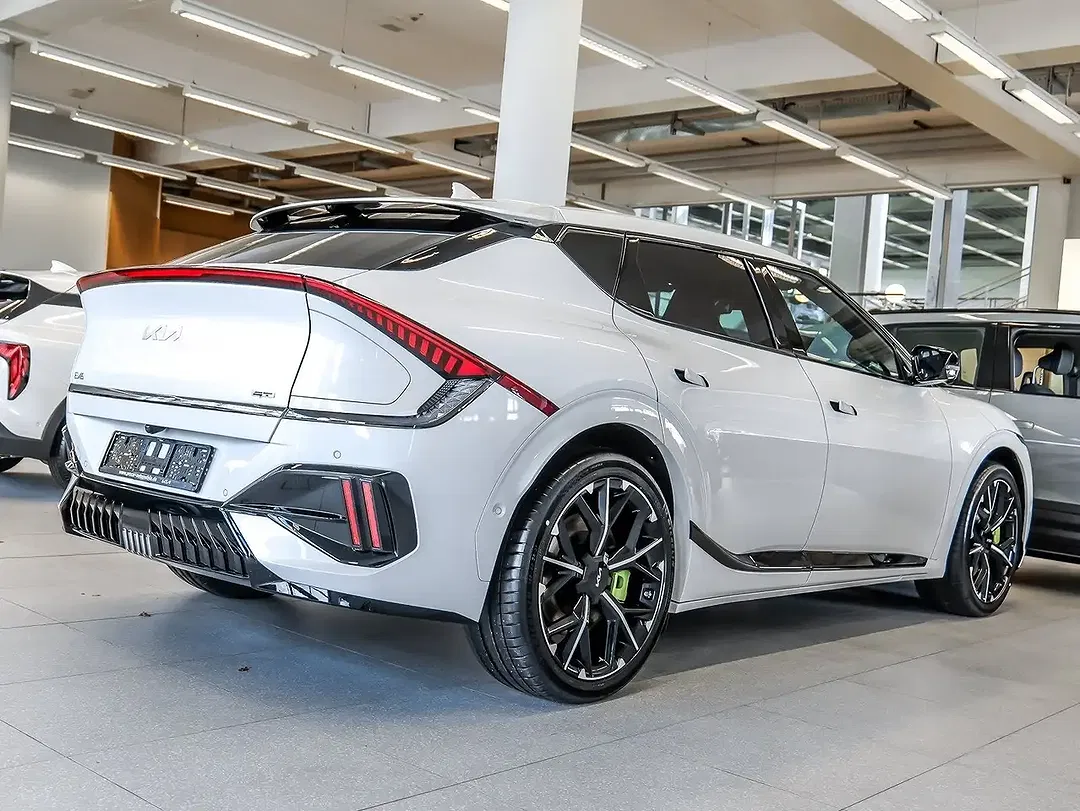 Kia EV6 - Thumbnail 2