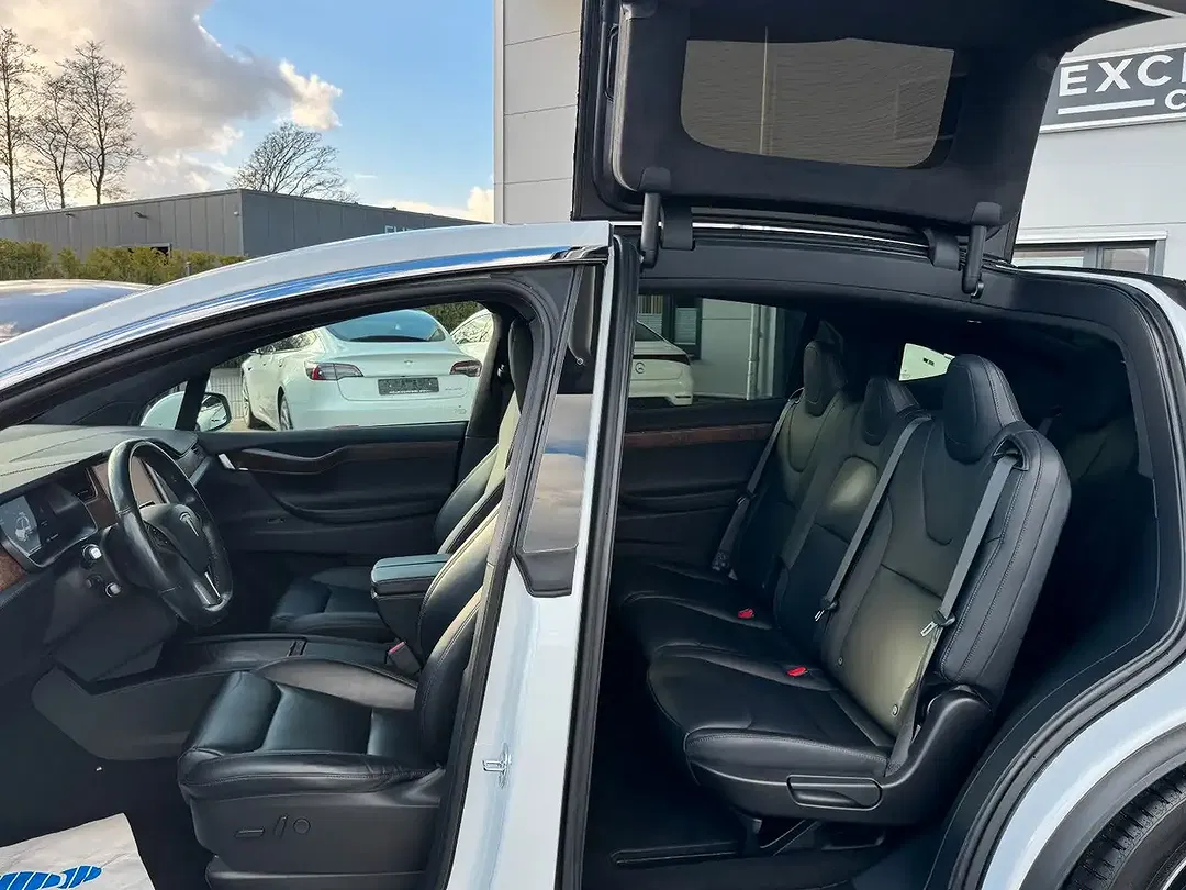 Tesla Model X - Thumbnail 10