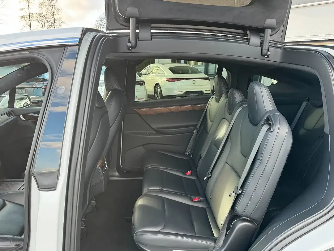 Tesla Model X - Thumbnail 13
