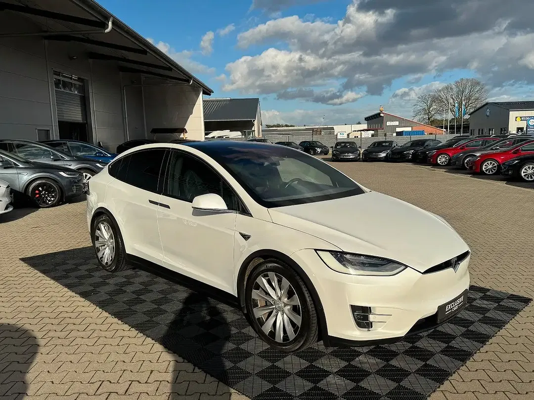 Tesla Model X - Thumbnail 2