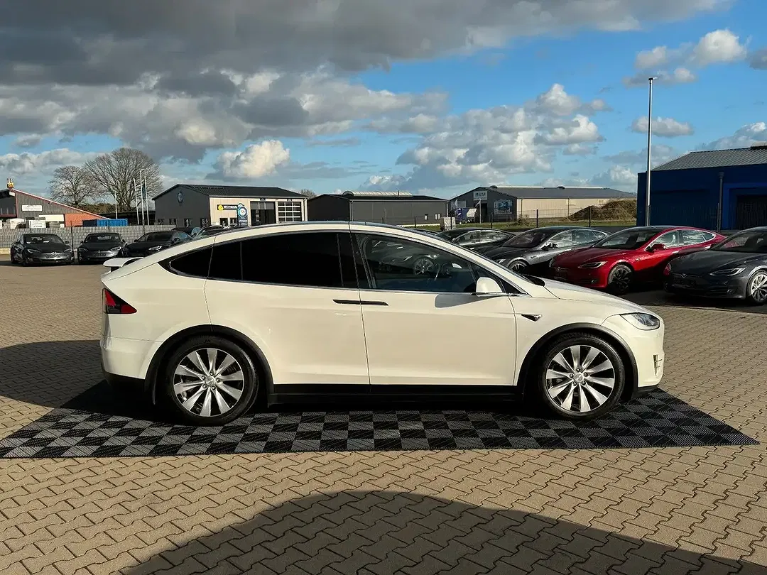 Tesla Model X - Thumbnail 3