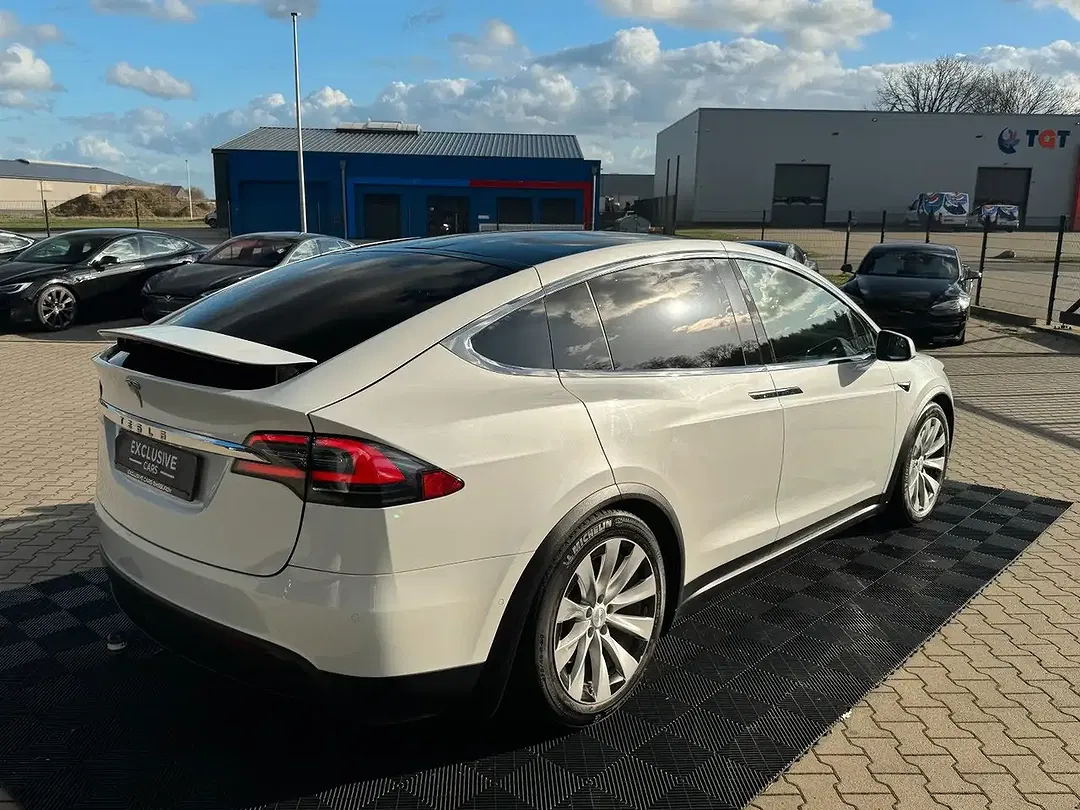 Tesla Model X - Thumbnail 4