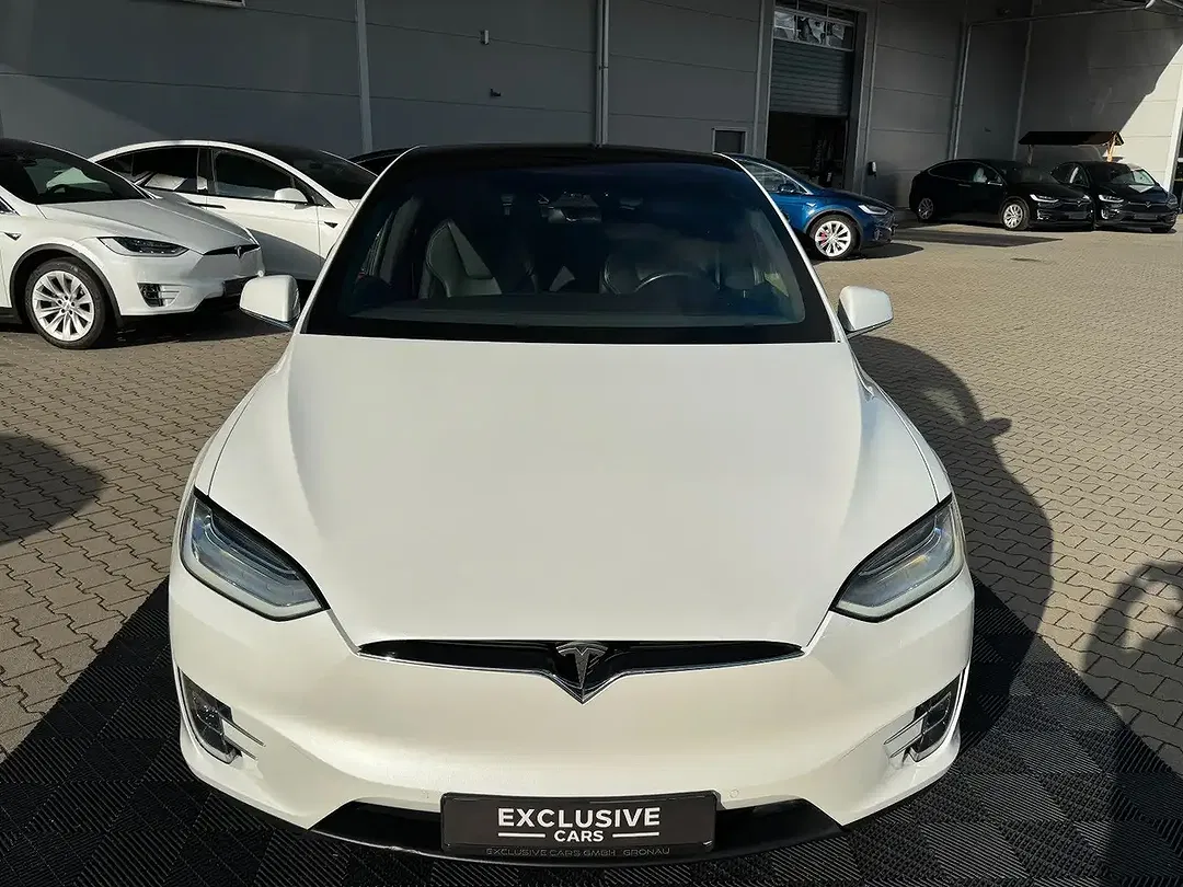 Tesla Model X - Thumbnail 5