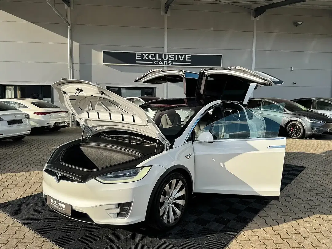 Tesla Model X - Thumbnail 6