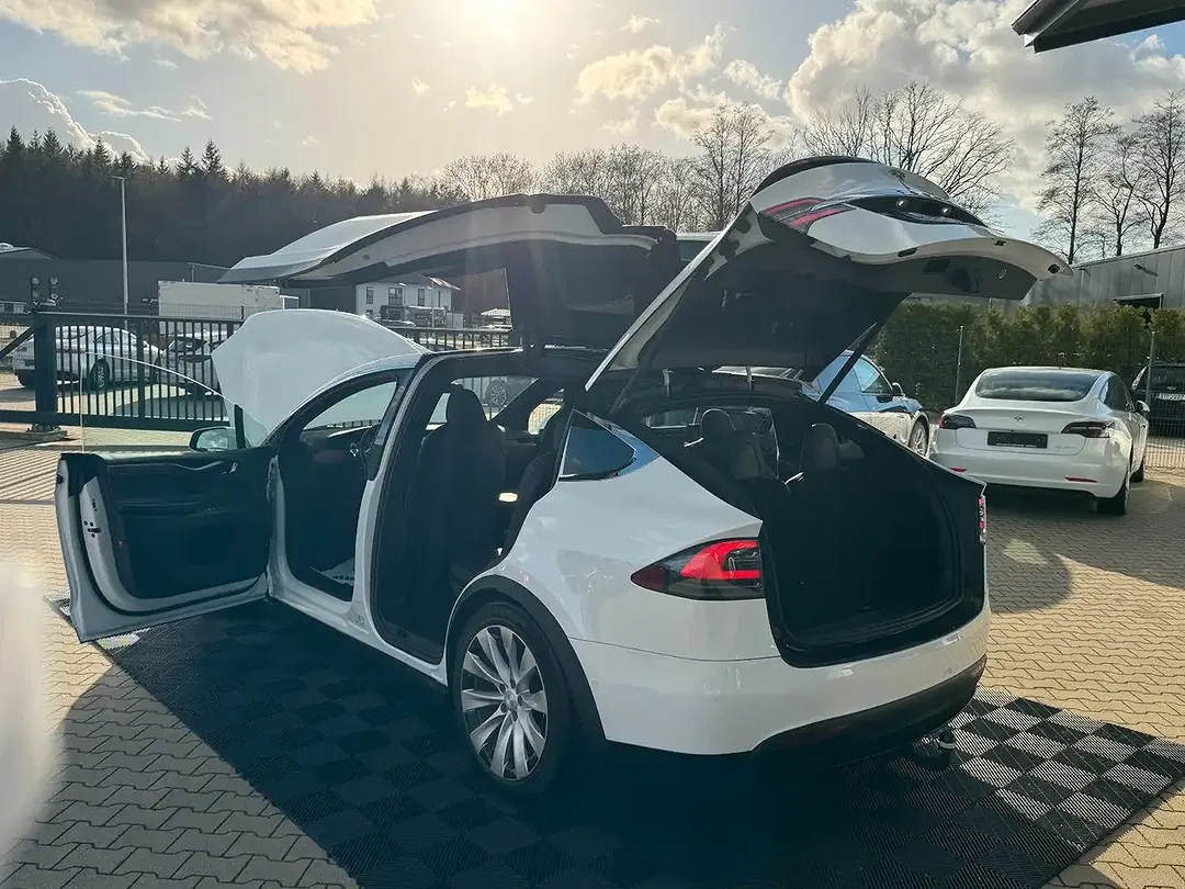 Tesla Model X - Thumbnail 7