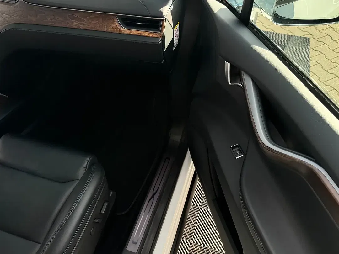 Tesla Model X - Thumbnail 8