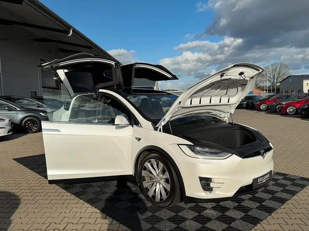 Tesla Model X - Thumbnail 9
