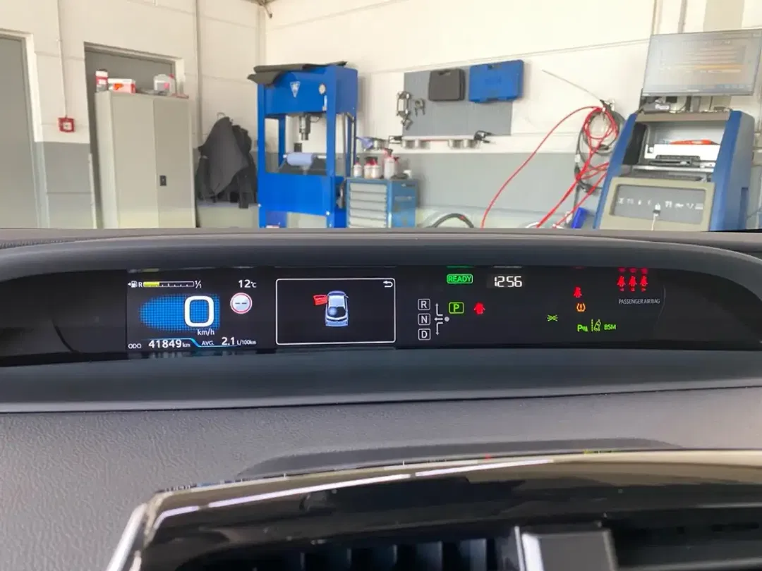 Toyota Prius - Thumbnail 13