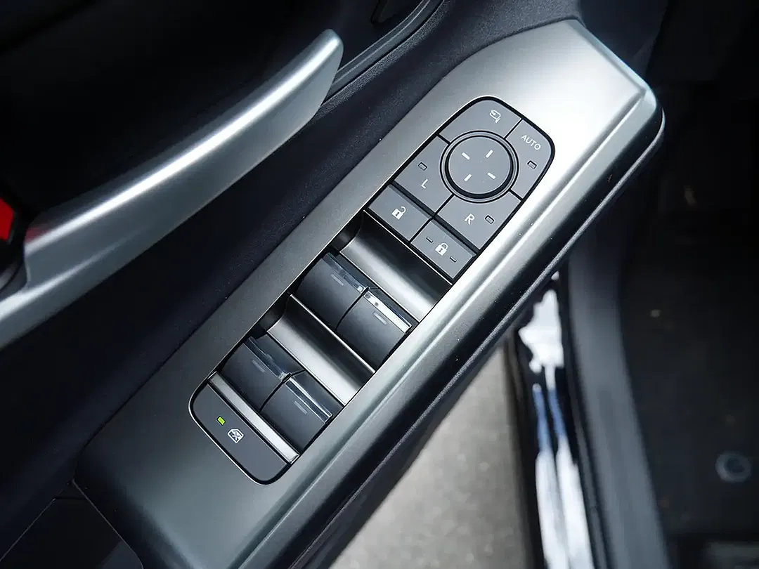 Subaru Solterra - Thumbnail 10
